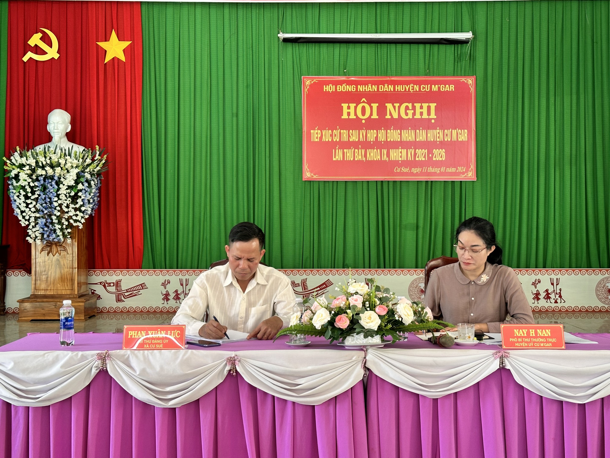 Đồng chí Nay H’Nan – Phó Bí thư Thường trực Huyện ủy, Chủ tịch HĐND huyện tiếp xúc với cử tri xã Cư Suê